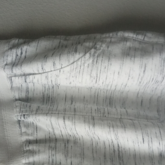 Bobbie Brooks Capri - Picture 3 of 10